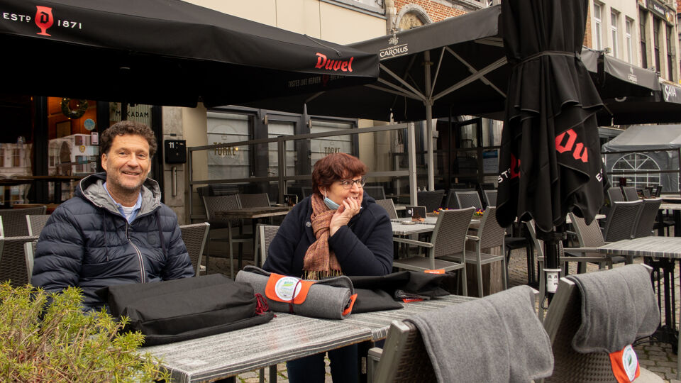 Christian Michiels en Marina De Bie testen de dekens uit