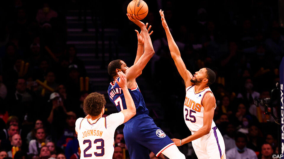 Kevin Durant in actie tegen Phoenix Suns.