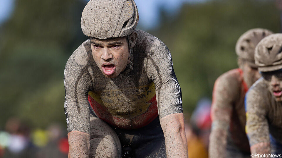 Een modderige Wout van Aert: geen beeld uit het veld, wel uit Parijs-Roubaix. Zaterdag zien we hem terug op de cross in Boom.