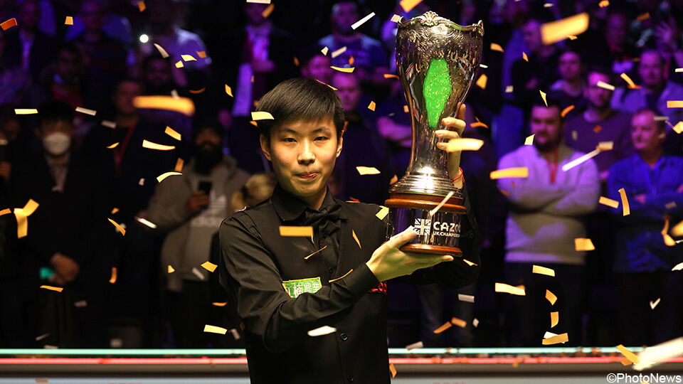 Zhao Xintong met de trofee van het UK Championship.