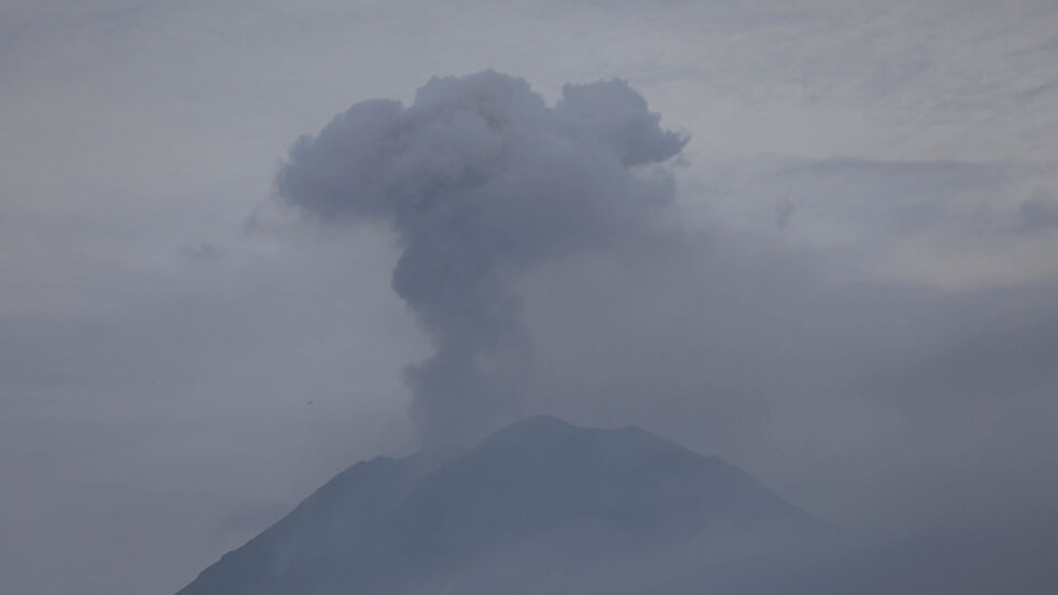 14 Doden Bij Vulkaanuitbarsting Op Indonesische Eiland Java | VRT NWS ...