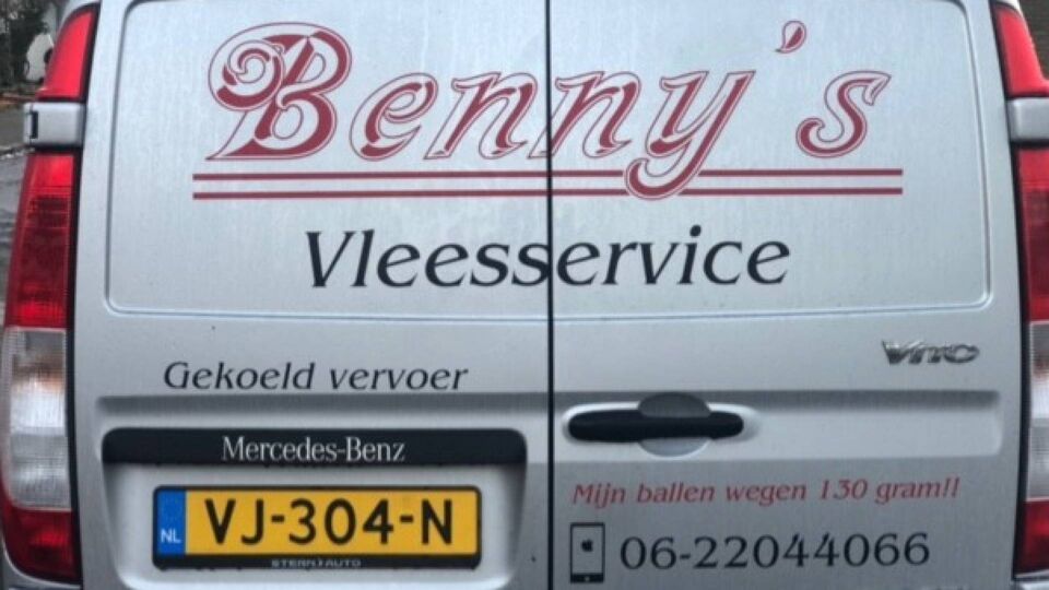 De slogan prijkt op de achterkant van Benny's bestelwagen.