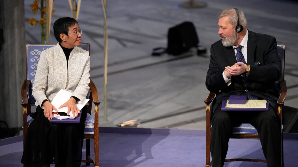Maria Ressa en Dmitri Moeratov tijdens de ceremonie in Oslo.