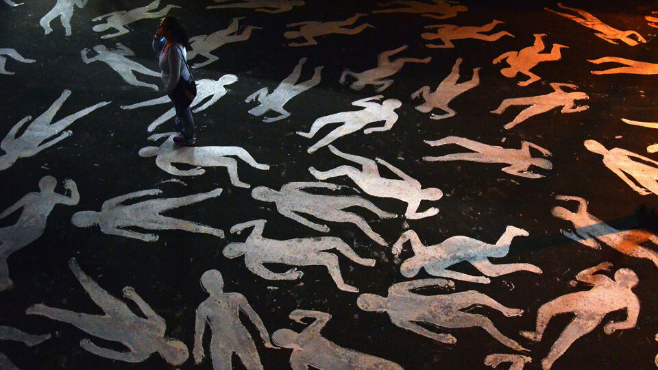 Op het plein voor de nachtclub zijn 242 silhouetten geschilderd