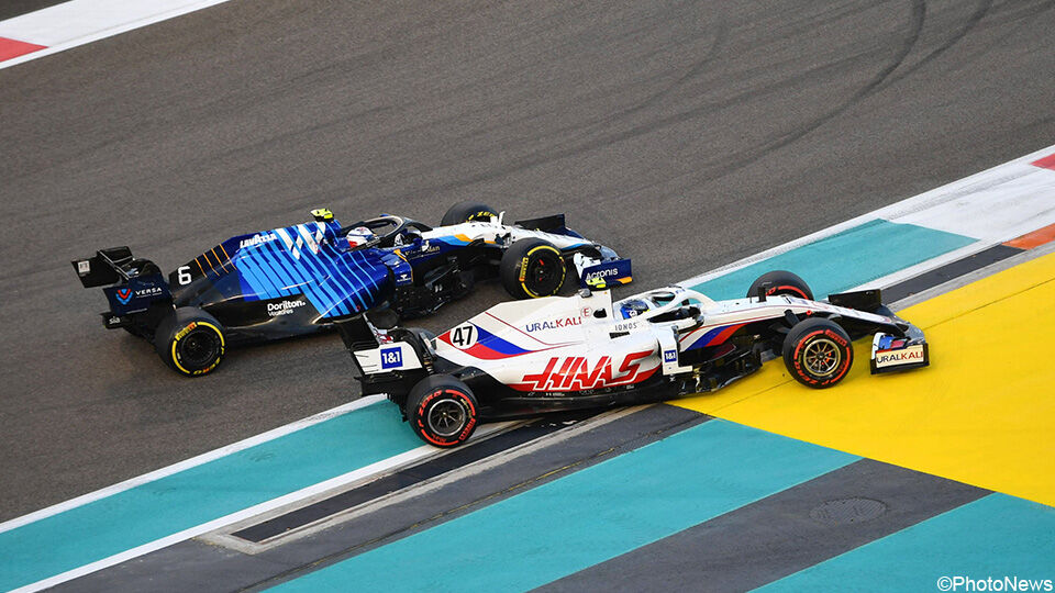 Latifi crashte in Abu Dhabi, waardoor Verstappen achter Hamilton mocht plaatsnemen bij de hervatting.