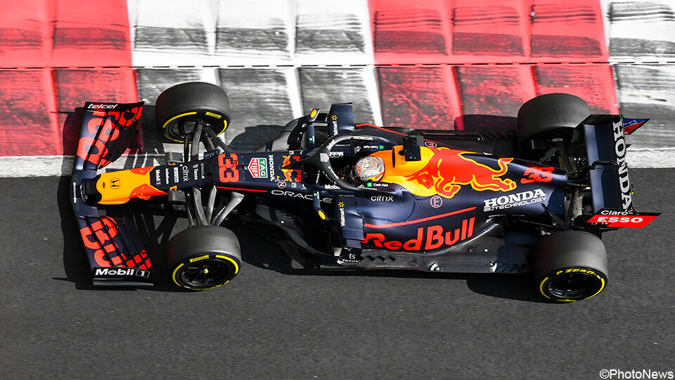 Max Verstappen testte vandaag de nieuwe combinatie uit in een oudere Red Bull-bolide.