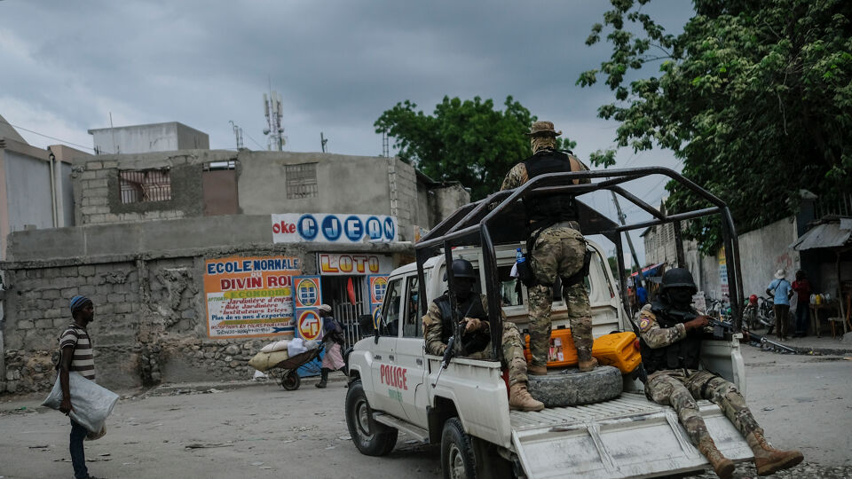 Een politiepatrouille in de buurt van de Haïtiaanse hoofdstad.