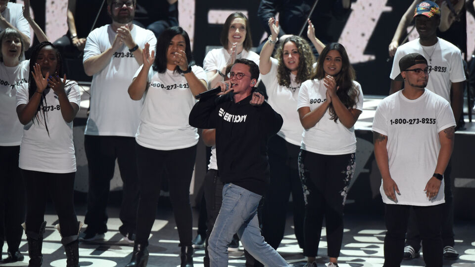 Logic brengt het nummer "1-800-273-8255" tijdens de MTV Music Video Awards in 2017