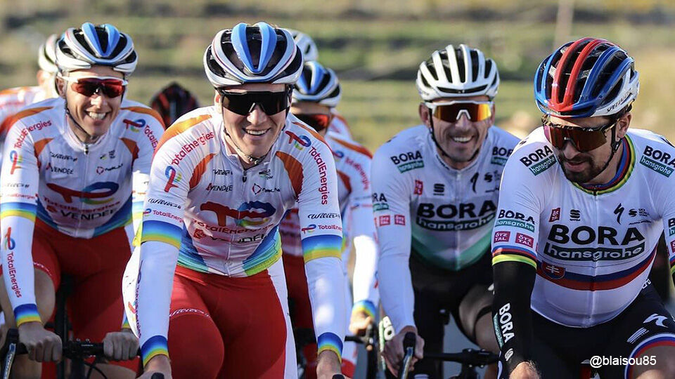 Dries Van Gestel heeft op stage een goede babbel met zijn nieuwe ploegmaat Peter Sagan.