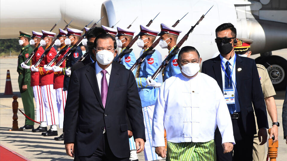 De Cambodjaanse premier Hun Sen en Wunna Maung Lwin als buitenlandminister van de junta.