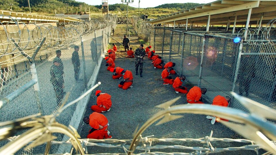 Een foto van de eerste gevangenen in Guantanamo Bay uit januari 2002.