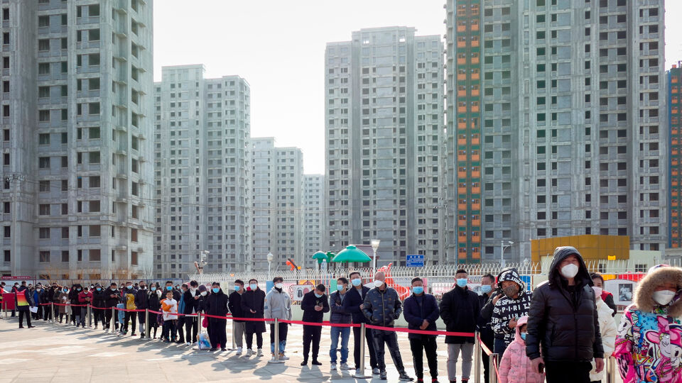 Een lange rij mensen schuift aan om getest te worden in Tianjin.