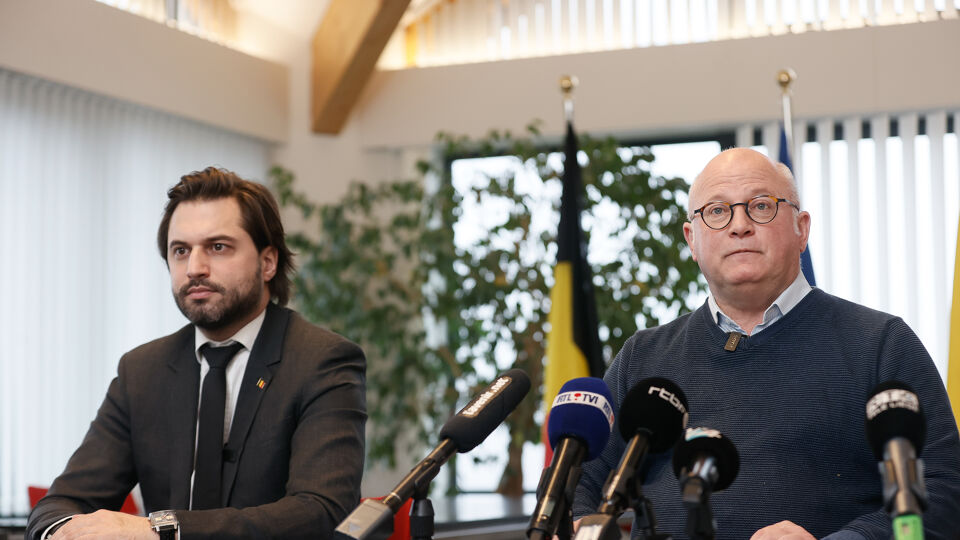Crucke (rechts) geflankeerd door voorzitter Bouchez op de persconferentie vanmorgen.
