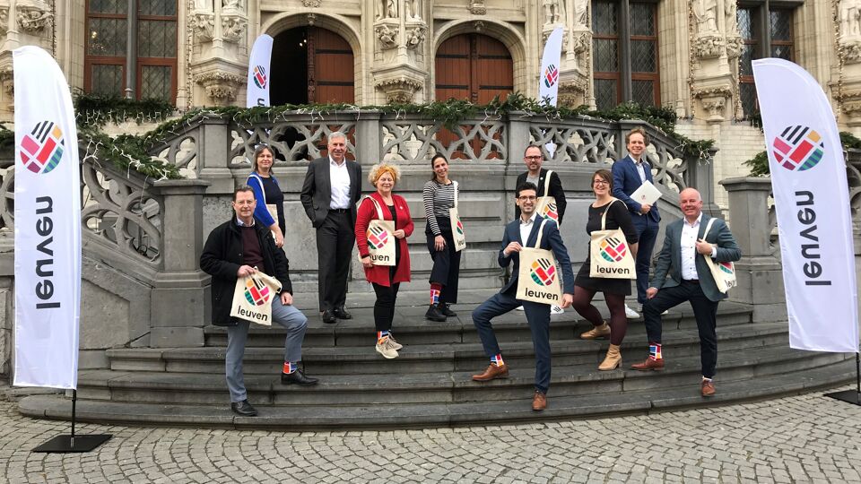 De leden van het Leuvense schepencollege tonen het nieuwe logo