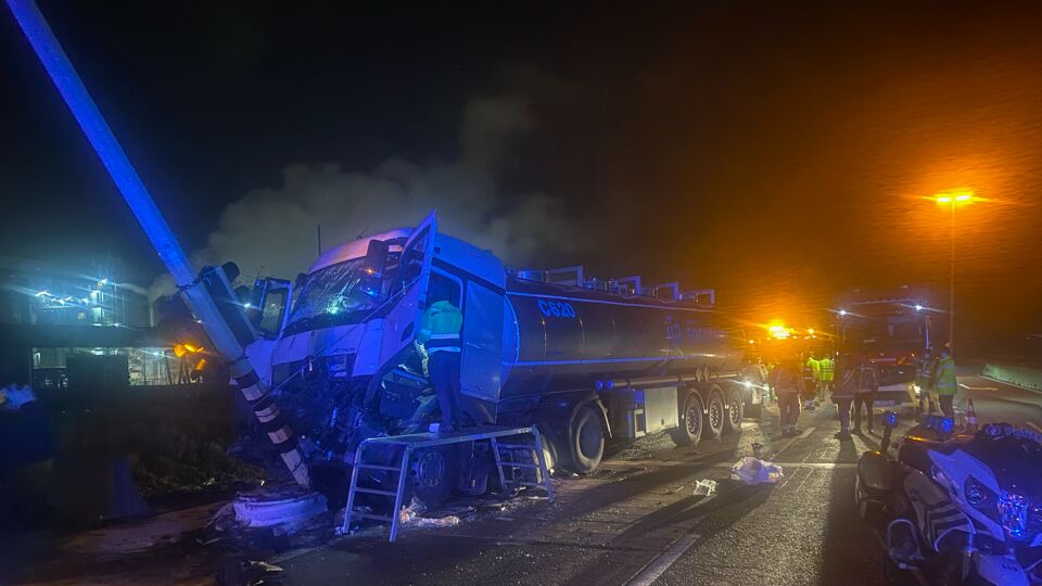 De vrachtwagen belandde tegen een verkeerslicht in de richting van Gent.