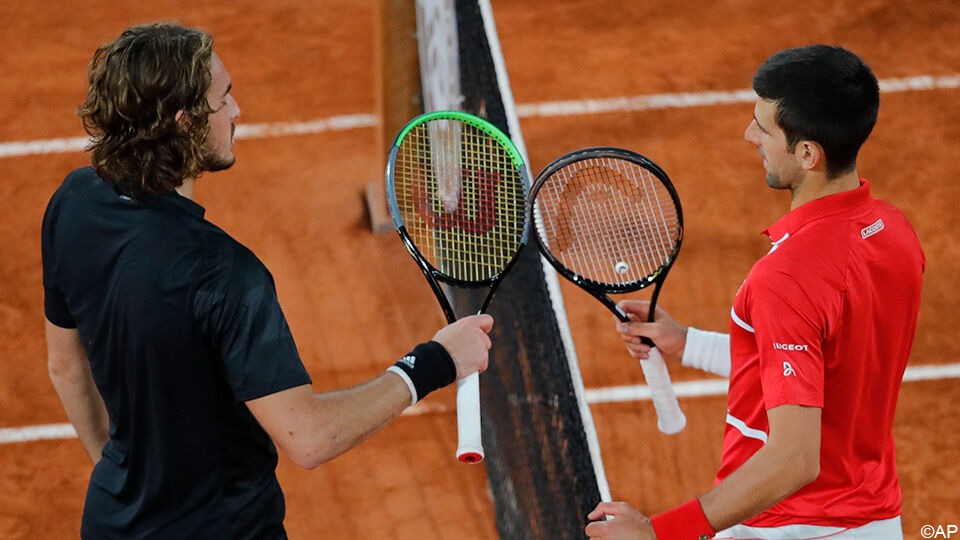 Stefanos Tsitsipas (l) en Novak Djokovic