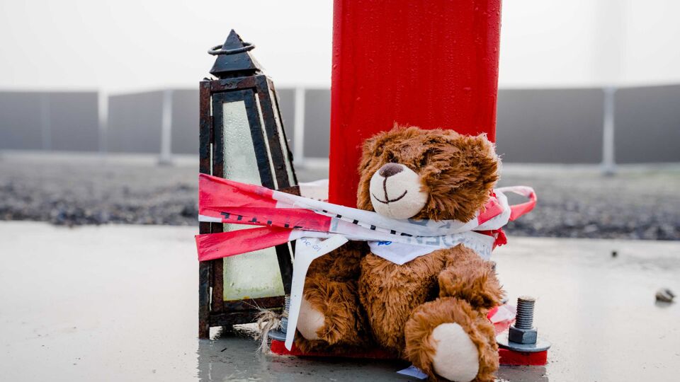 Een traumabeertje van de politie bij de afzetting bij Neeltje Jans in Zeeland