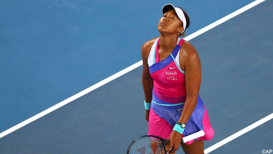 Een ontgoochelde Naomi Osaka druipt af op de Australian Open.