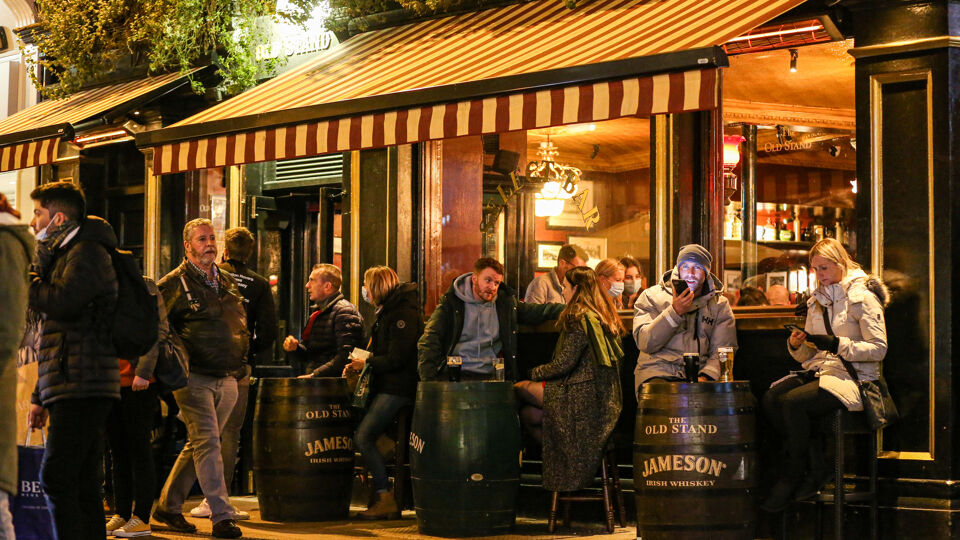 Veel volk op de terrassen in Dublin, in Ierland.