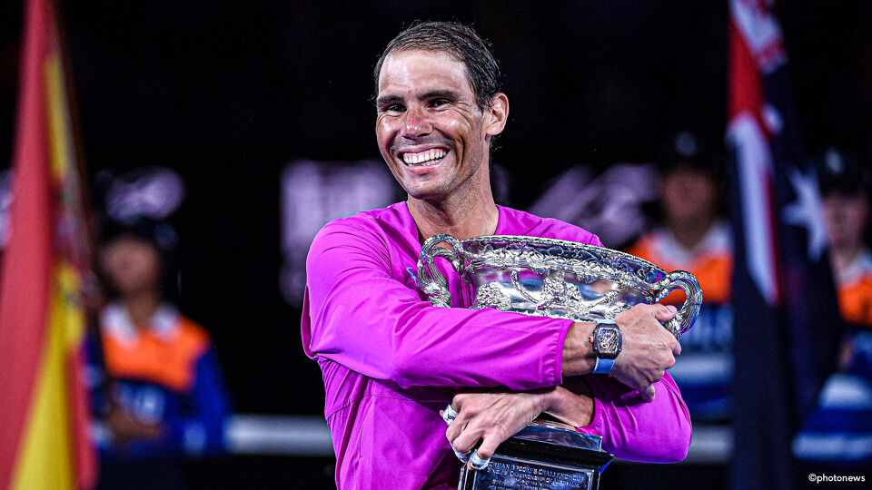 Rafael Nadal steekt Roger Federer en Novak Djokovic voorbij met 21 grandslamtitels.