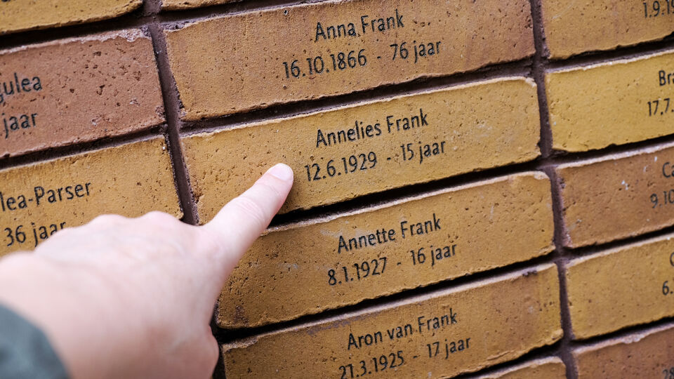 De naam van Anne(lies) Frank op het Holocaust Namenmonument in Amsterdam