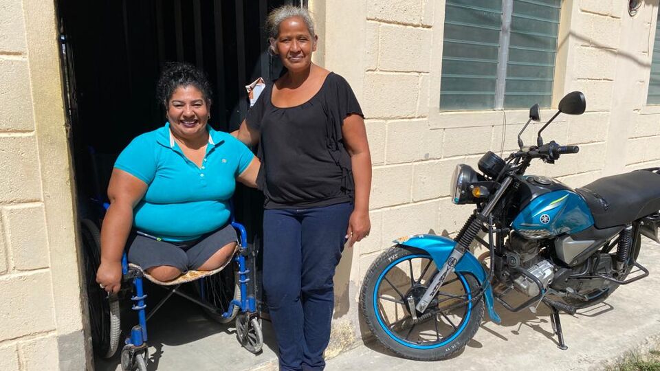 Mary Salgado (links) verloor haar beide benen toen ze, op weg naar de Verenigde Staten, van een trein sprong.