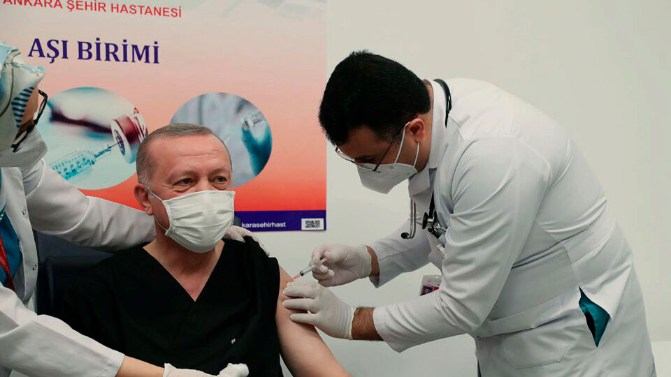 Op 14 januari kreeg president Erdogan een eerste dosis van het coronavaccin van Sinovac toegediend