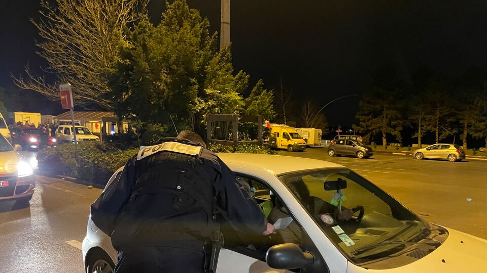 Wie de snelwegparking in Auchan bij Rijsel verlaat, krijgt een flyer mee waarop staat dat betogen met voertuigen verboden is in Brussel