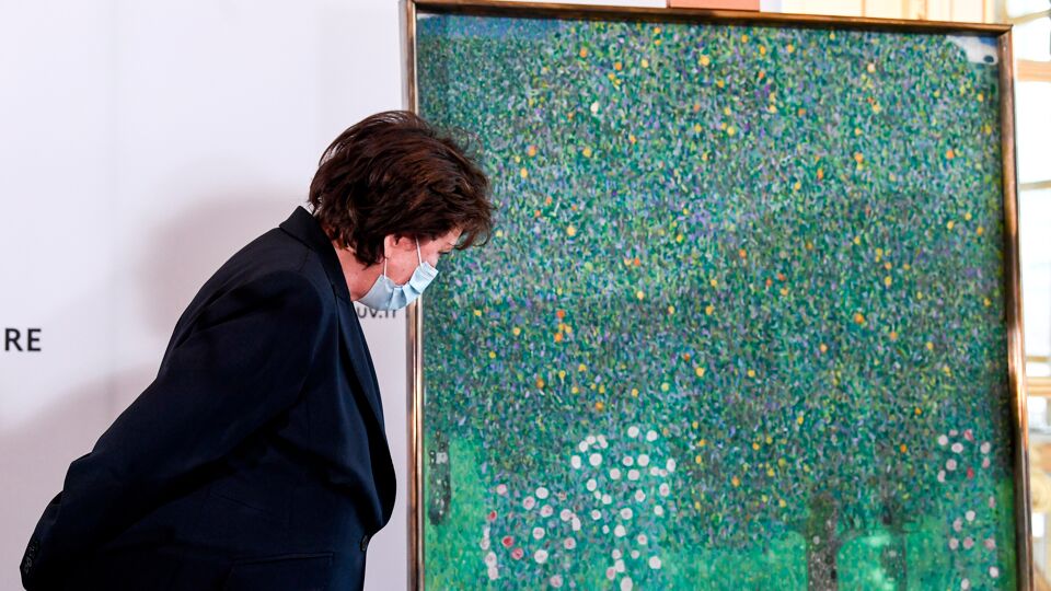 Frans minister van Cultuur Roselyne Bachelot aan "Rosiers sous les arbres" van Gustav Klimt.