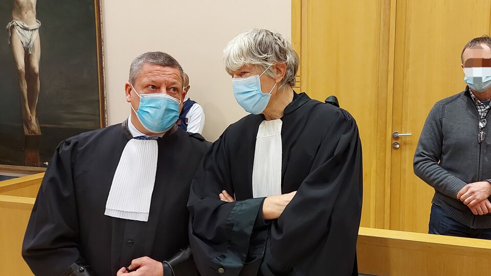 De advocaten van Karel B. overleggen over de assisenzaak