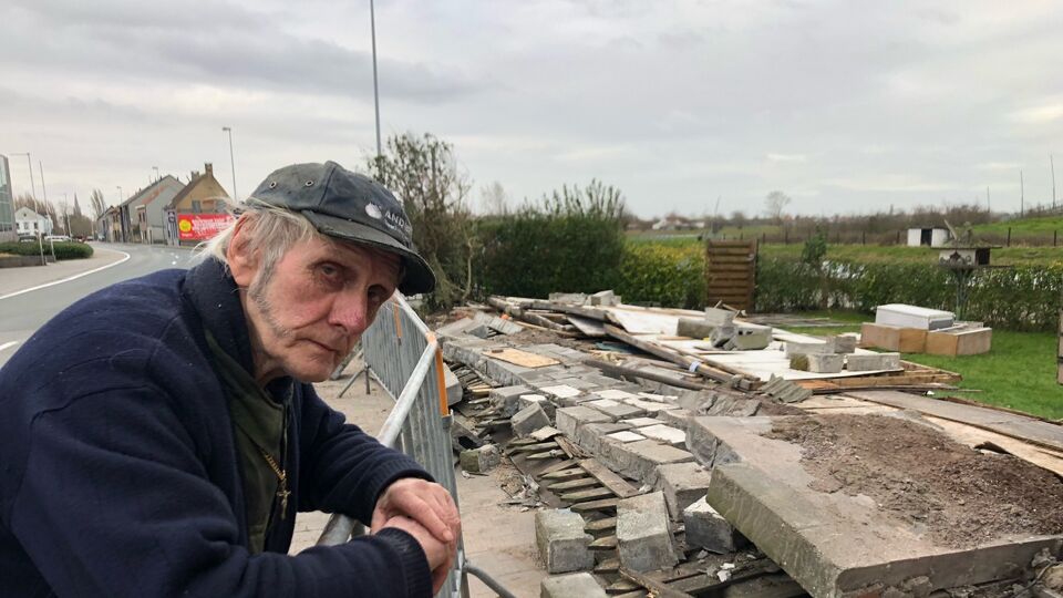 Jozef Hollebeke (79) met wat ooit zijn vogelhok was