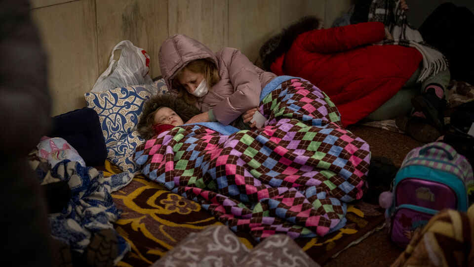 Inwoners Charkov schuilen in een metrostation.