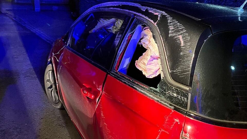 Vrouw in Koekelare vlucht gewond weg nadat ze tegen twee geparkeerde