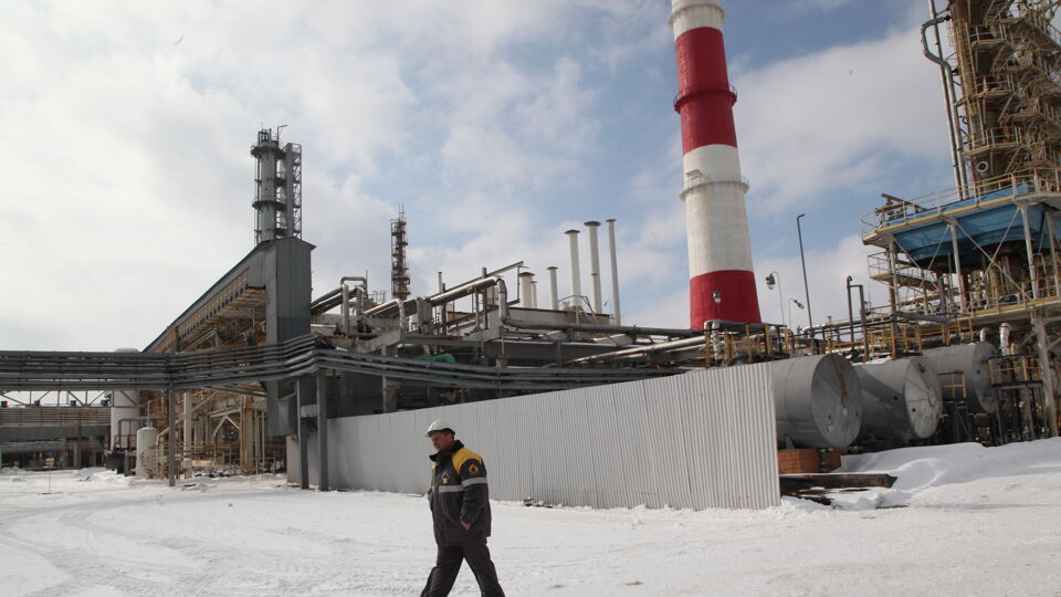 Een arbeider van Rosneft wandelt voorbij de Novokuibyshev-raffinaderij in de Russische regio Samara. Rosneft is een Russisch staatsbedrijf.