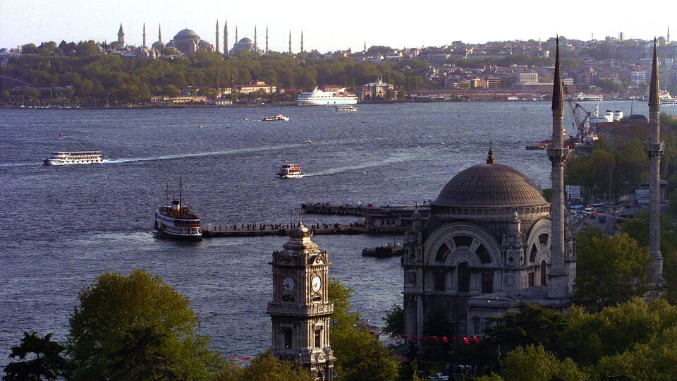 De Bosporus, deel van de zeestraat tussen de Middellandse Zee en de Zwarte Zee, loopt door de Turkse stad Istanbul.