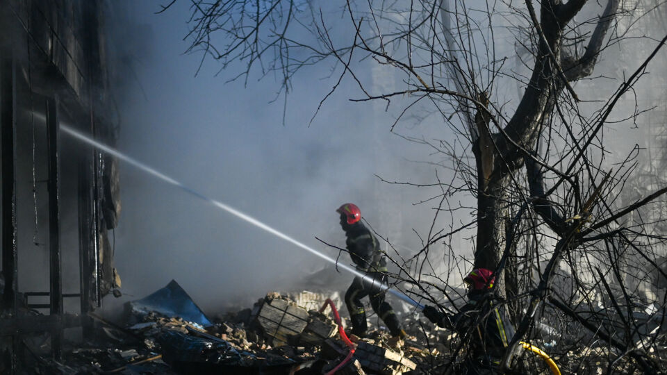 Brandweerlui blussen in de buurt van de gebombardeerde tv-toren
