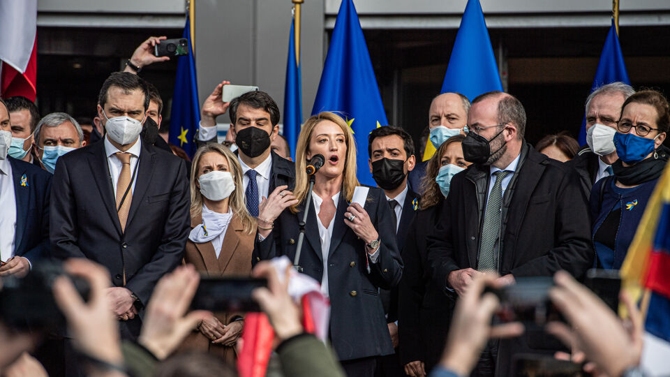 Parlementsvoorzitter Roberta Metsola spreekt betogers tegen de invasie toe.