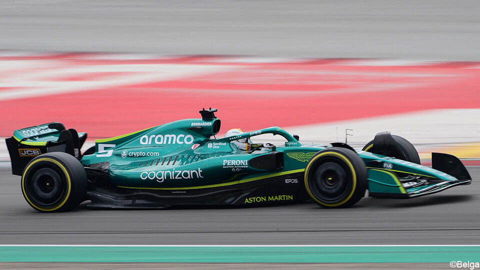 Sebastian Vettel test de wagen op het circuit van Barcelona.