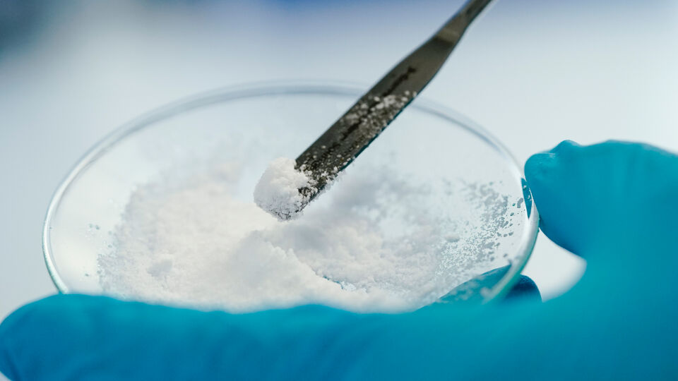 Lithium, het zo goed als onmisbare lichte metaal, dat de batterijen van de IT-sector doet werken.