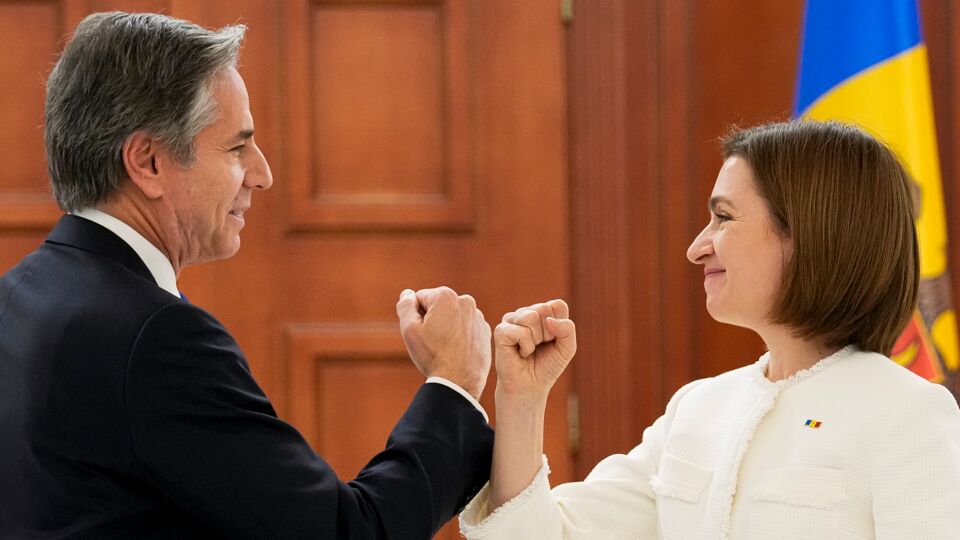 Minister Blinken wordt bij zijn aankomst in Chisinau begroet door president Maia Sandu.