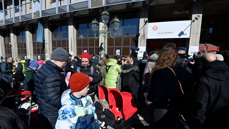 Vluchtelingen uit Oekraïne bieden zich aan voor erkenning in het oude Bordet-ziekenhuis in Brussel