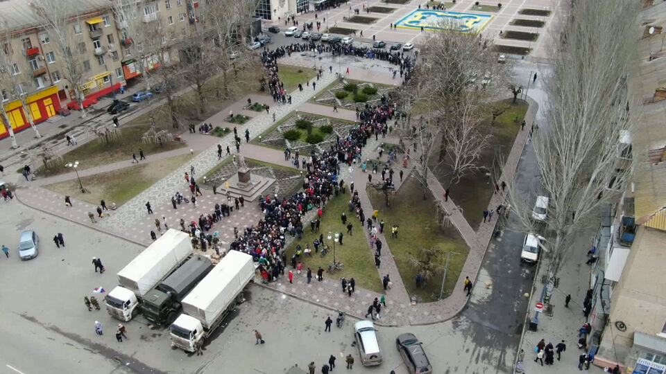Inwoners Melitopol schuiven aan voor humanitaire hulp (foto vrijgegeven door Rusland)