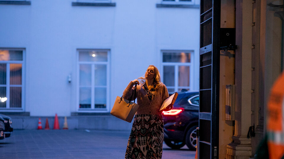 Staatssecretaris voor Begroting Eva De Bleeker (Open VLD) komt aan op het overleg