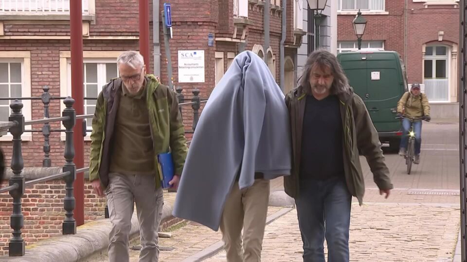 De dader droeg een deken over zich toen hij vanmiddag werd voorgeleid bij de onderzoeksrechter