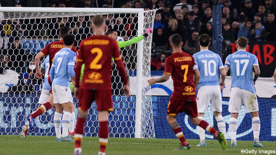 Roma-speler Lorenzo Pellegrini schiet raakt in de derby tegen Lazio.