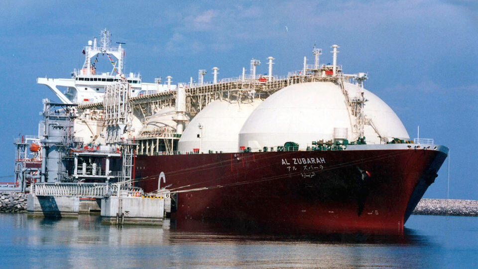 Een tanker LNG aan het laden in de terminal van Ras Laffan in Qatar.