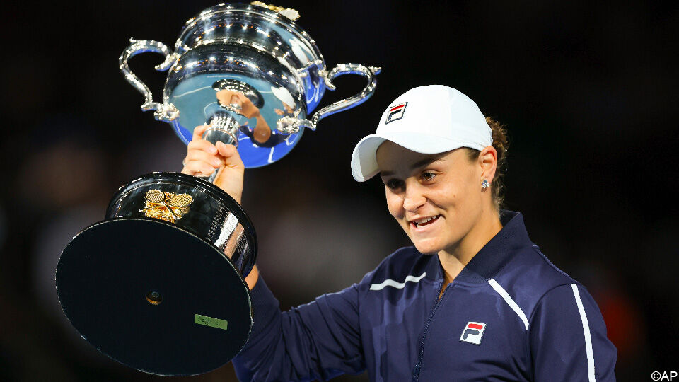Ashleigh Barty met de trofee van de Australian Open.