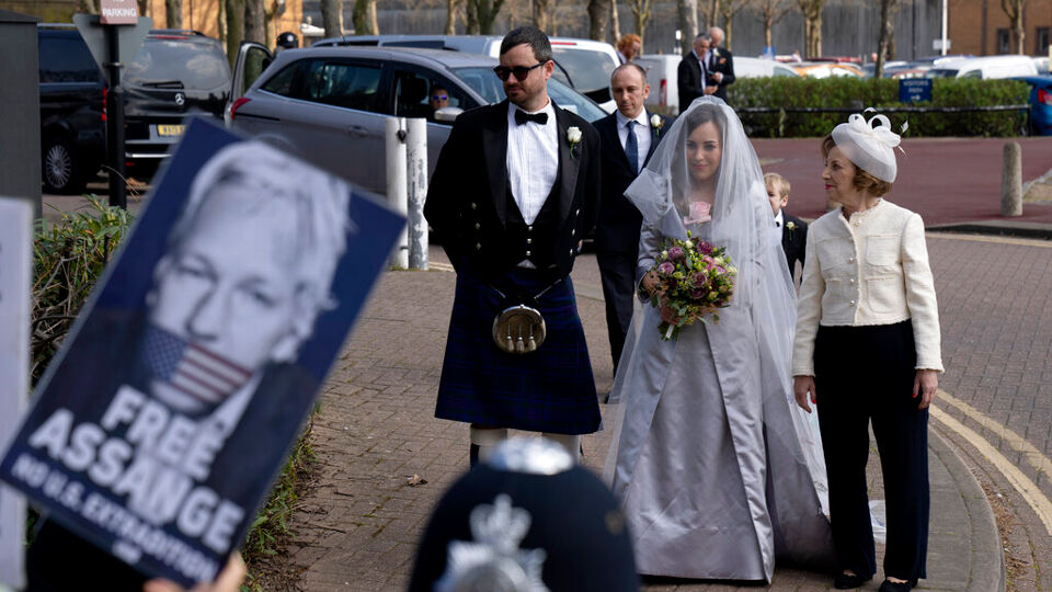 Stella Moris in trouwjurk