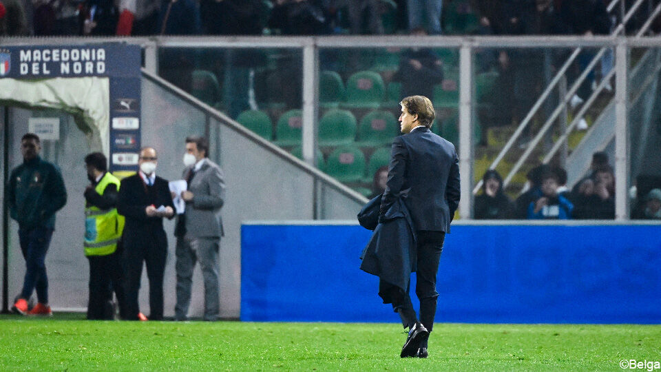 Roberto Mancini druipt zwaar ontgoocheld af.