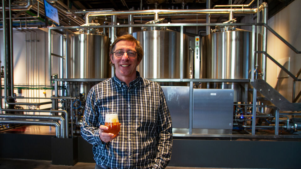 Charles Leclef voor de brouwinstallatie in Batteliek